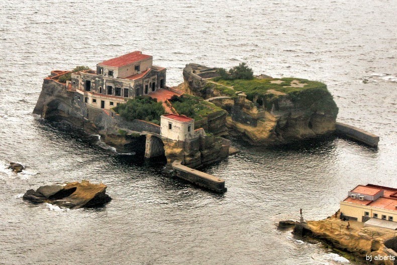 Isola La Gaiola เกาะอาถรรพ์ของมหาเศรษฐี