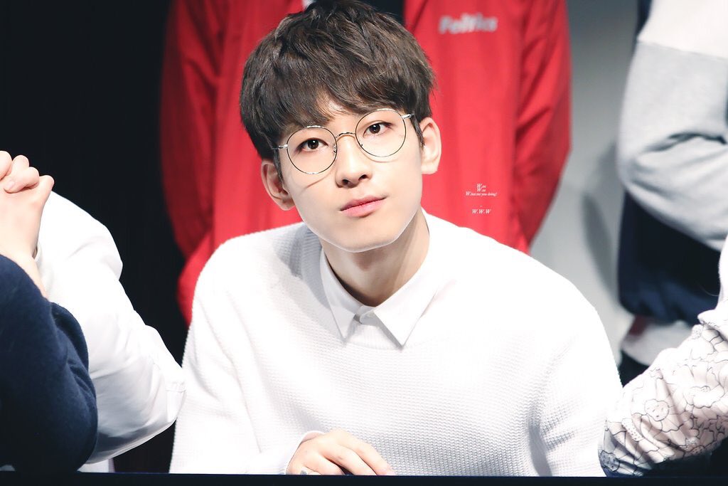 ผล๥าร๨้นหารูปภาพสำ​หรับ seventeen wonwoo หน้านิ่๫