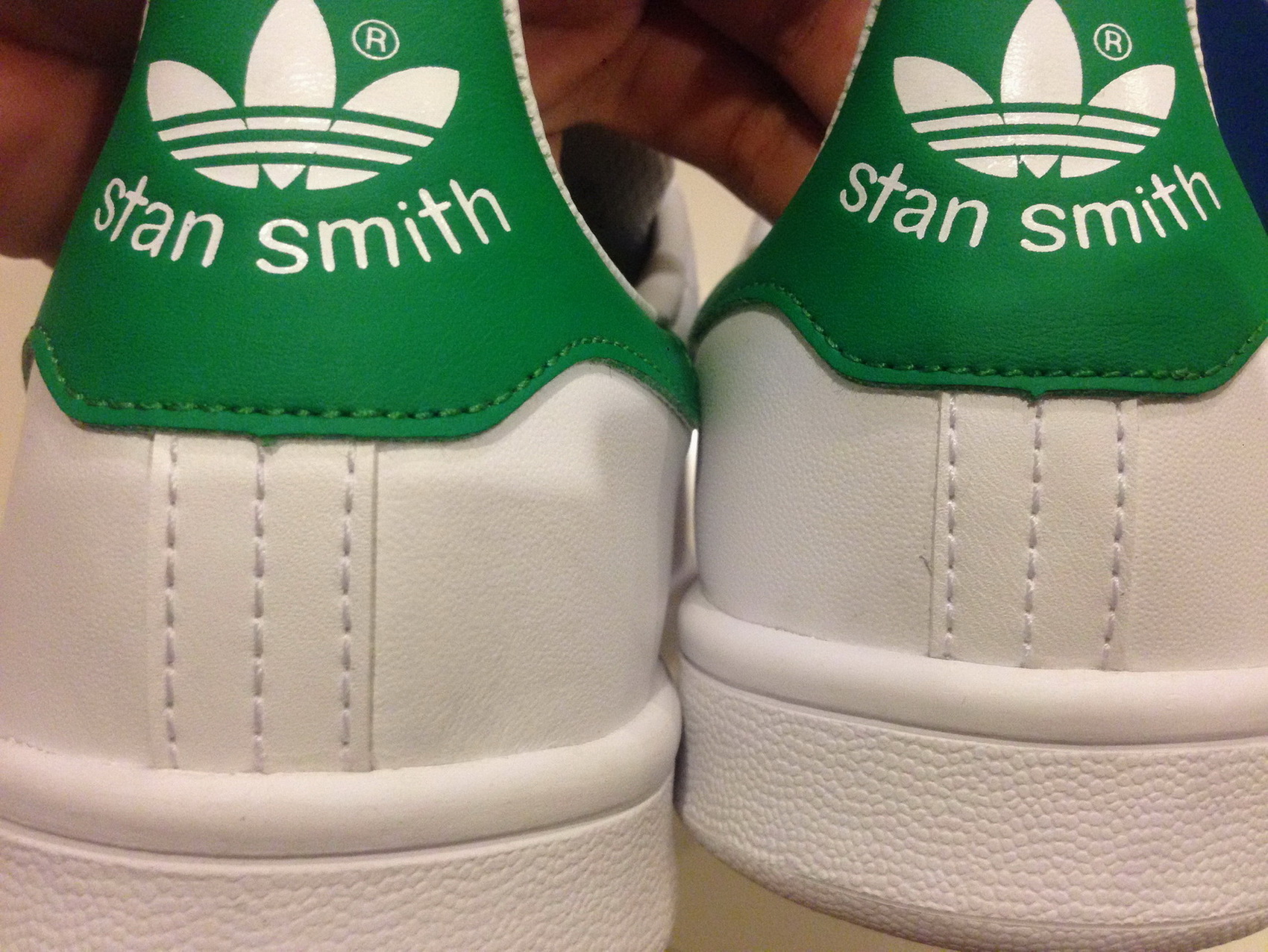 Superstar vs outlet stan smith pantip