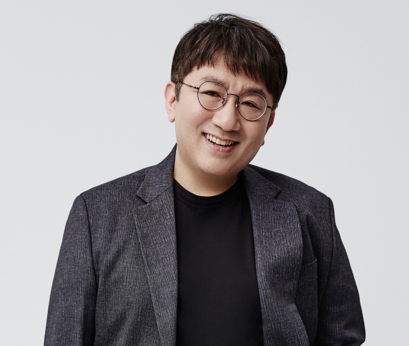 NEWS] บังชีฮยอก (Bang Shi Hyuk) ประกาศลาออกจากตำแหน่ง CEO ของ HYBE แล้ว - Pantip