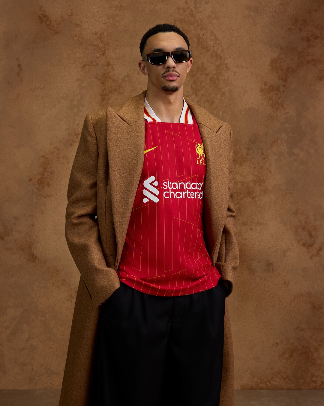 [LFC News] เลิกหล่อกี่โมง 😎 ลิเวอร์พูลเปิดตัวชุดเหย้าฤดูกาล 2024/2025 Pantip