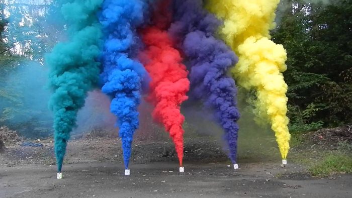 ⚡️⚡️ พลุไฟ กับ พลุสี (smoke bomb) อันไหนอันตรายกว่ากัน ครับ - Pantip