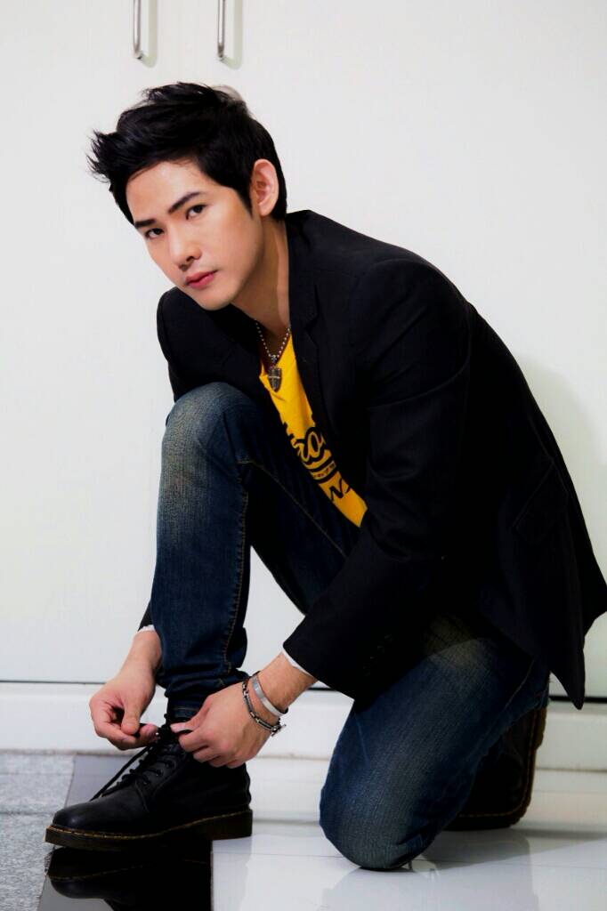 ละคร คิวบิก หนี้หัวใจที่ไม่ได้ก่อ 2557 ณ มุมมืดของฮ่องกง… เมื่อหนี้สินถูกใช้เป็นเครื่องพันธนาการ หญิงสาวผู้บริสุทธิ์ก็ต้องตกอยู่ในกรงเล็บของพยัคฆ์ร้าย ฤทัยนาคในวัยสิบเจ็ดปีถูกผลักไสเข้าสู่วังวนแห่งมาเฟีย เพื่อชดใช้ความผิดที่เธอไม่ได้ก่อให้แก่ หลินหลานเซ่อ มาเฟียหนุ่มผู้ไร้ความปราณี ท่ามกลางอันตรายและสายตาที่เย็นชาของเขา ฤทัยนาคต้องใช้ความกล้าหาญทั้งหมดเพื่อเอาชีวิตรอดและพิสูจน์คุณค่าของตัวเอง แต่แล้วในระหว่างการเผชิญหน้า… หัวใจสองดวงกลับเริ่มก่อตัวเป็นความรู้สึกที่ซับซ้อนเกินกว่าจะห้ามไหว ความรักที่ผลิบานท่ามกลางดงกระสุนจะสามารถนำพาพวกเขาให้รอดพ้นจากโลกที่เต็มไปด้วยการทรยศนี้ได้หรือไม่ 17 1395587726 1037847969 o
