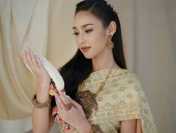 รับนางแบบถ่ายชุดไทย