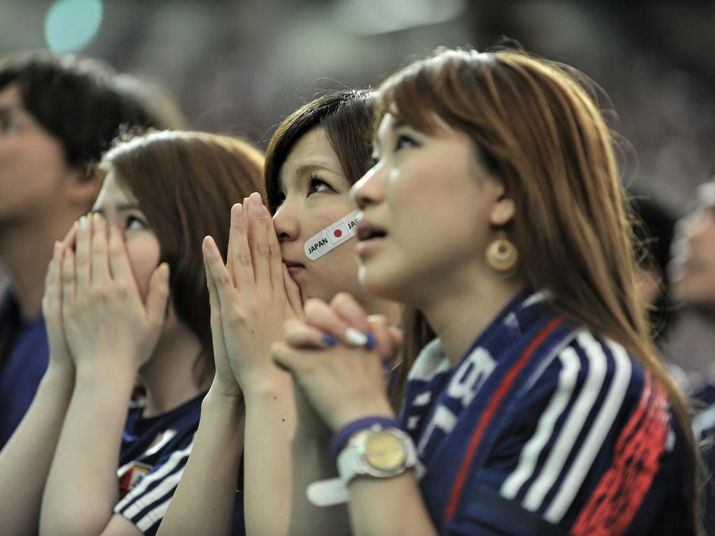 Japan fans. Japanese Football Fans. Japan Football Fans. Японские фанатки подарки кумирам.