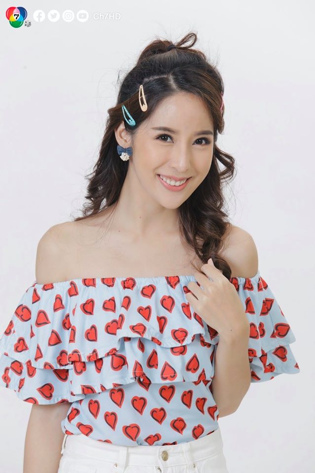 ละคร พริ้ง คนเริงเมือง 2560 ในยุคที่เปลวเพลิงสงครามโลกครั้งที่ 2 โหมกระหน่ำ ไม่เพียงแต่ผืนดินและผู้คนจะถูกฉีกกระชาก ทว่าในจิตใจของ "พริ้ง" หญิงสาวผู้กำพร้า เธอกลับต้องต่อสู้กับไฟอีกกอง… กองไฟแห่งความขมขื่นจากการถูกกดขี่ของพี่สาวคนโต นวม ท่ามกลางความมืดมิดและยากแค้น ความงามคืออาวุธเดียวที่พริ้งมี เธอใช้มันเป็นบันไดก้าวไปหาความรักและความร่ำรวยจาก"ชายเจ็ดคน" หากแต่ในวังวนแห่งกิเลสและโลภะ พริ้งจะค้นพบว่ามีบางสิ่งราคาแพงกว่าที่เธอเคยจ่าย… และบางโศกนาฏกรรมก็มิอาจหลีกเลี่ยง 15 q5isie11jnf5MHendbw7 o