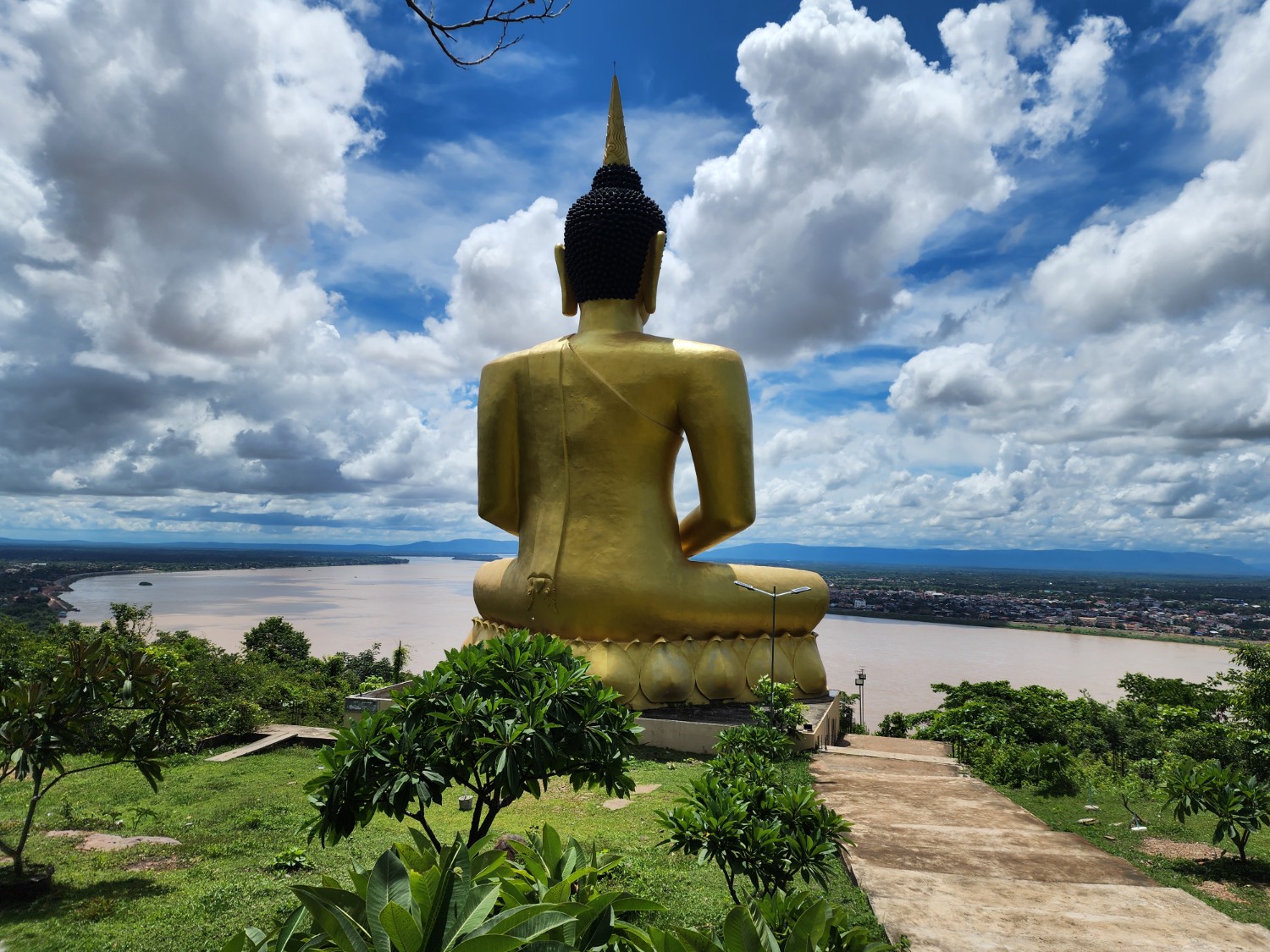 วัดพูสะเหลา องค์พระใหญ่ จุดชมวิวมุมสูงเมืองปากเซ ส่วนหนึ่งของ “ตำนานรักท้าวบาเจียงกับนางมะโลง” - 