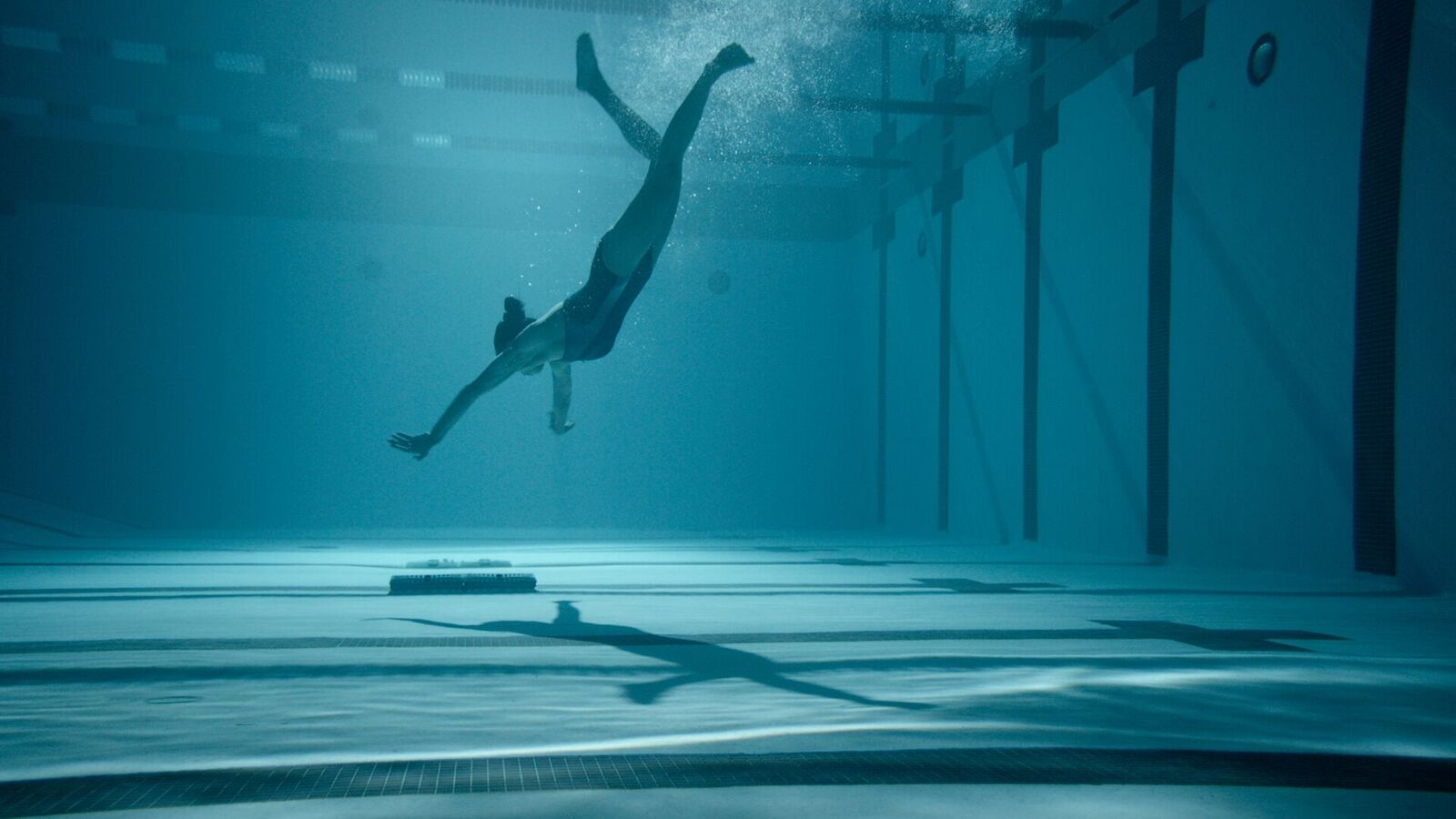 Review] หนังเก่าเล่าใหม่ 12 Feet Deep - (โดน) กักตัวใต้สระว่ายน้ำ  กับดราม่าพี่น้องสองสาว - Pantip
