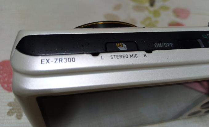 กล้อง casio exilim ex-zr300 รุ่นนี้โอนไฟล์รูปไปมือถือได้ไหมครับ
