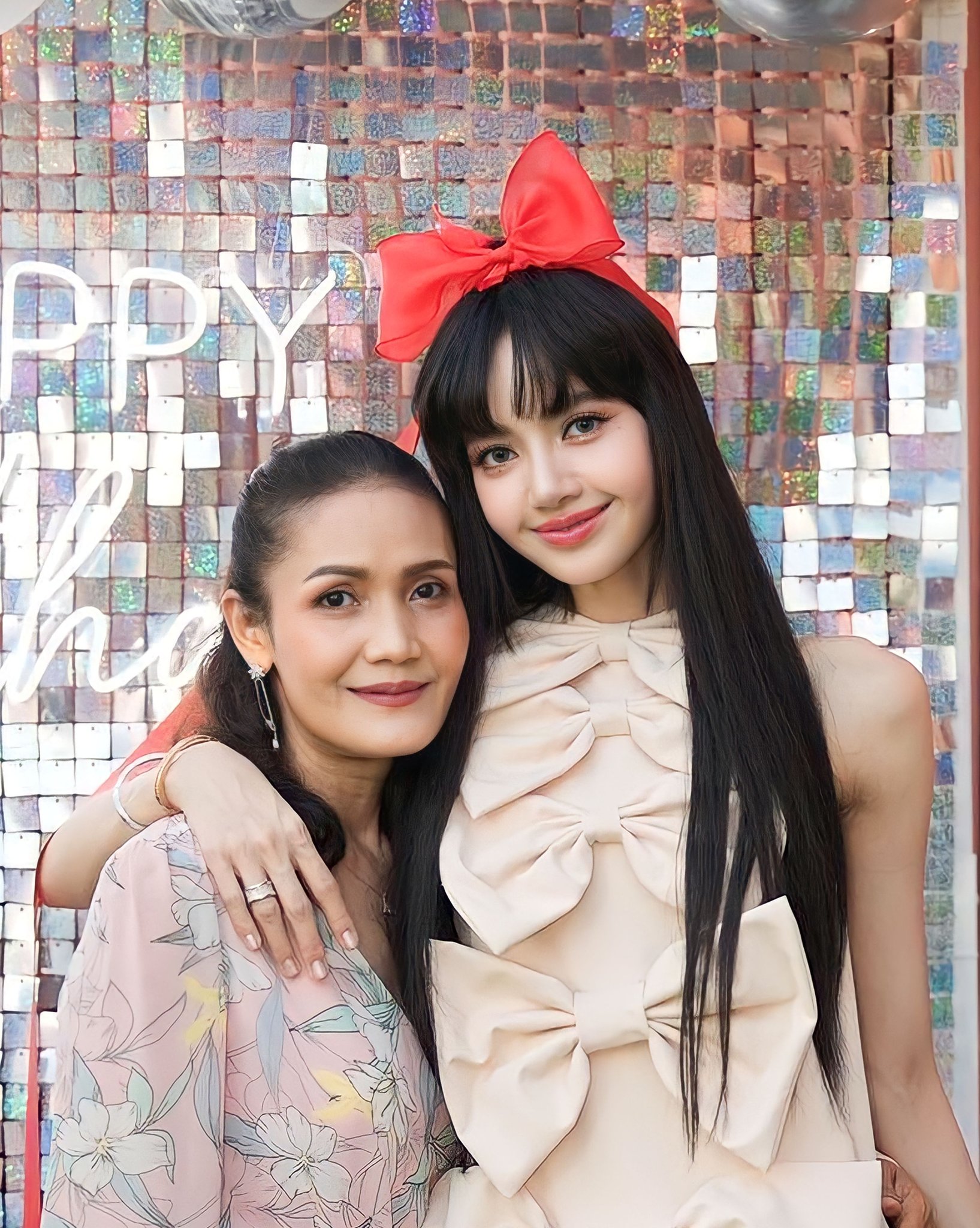 LISA มาลงรูปงานปาร์ตี้วันเกิดที่ผ่านมาแล้ว - Pantip