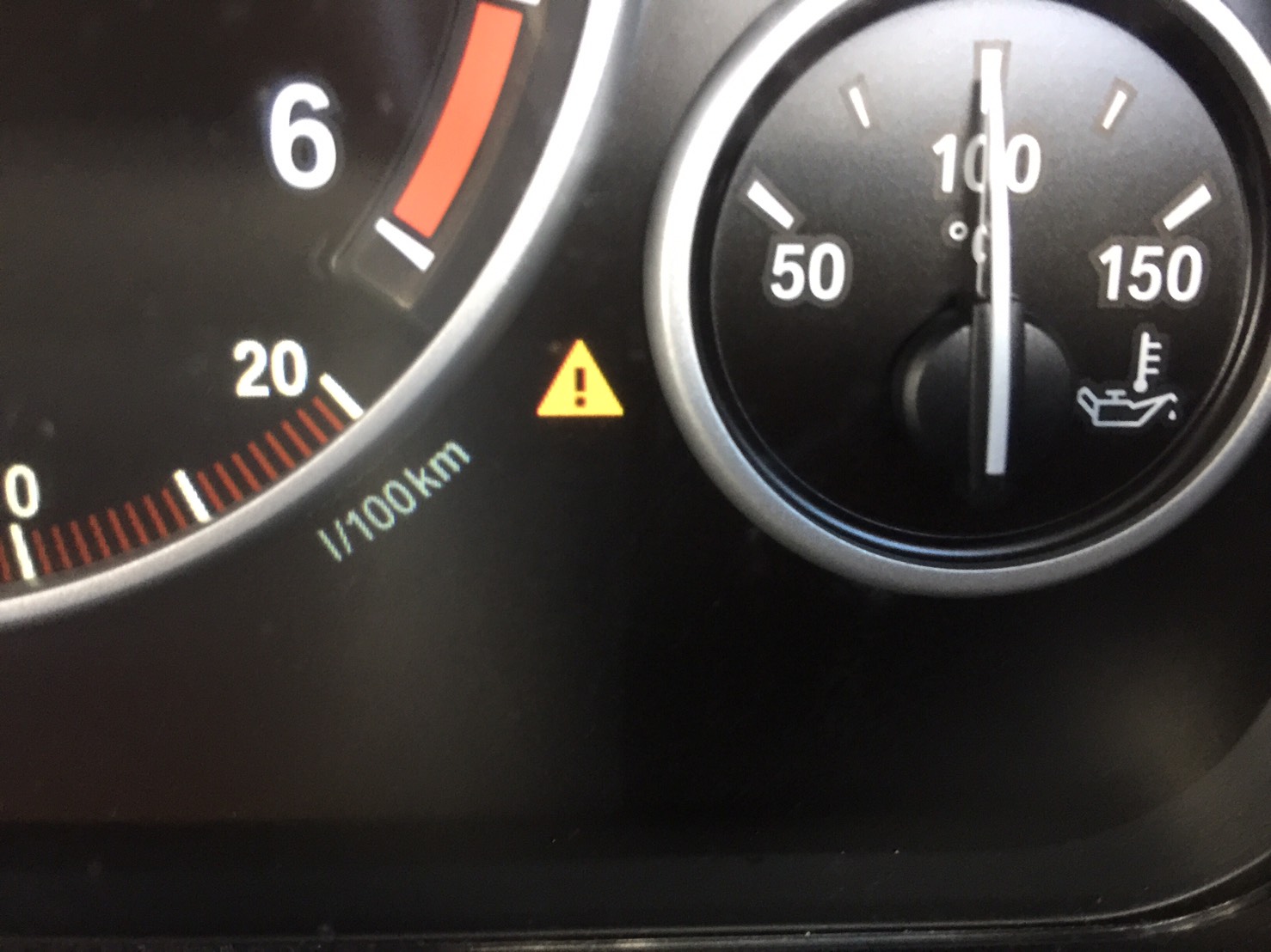 สัญญาณไฟรูปสามเหลี่ยมสีเหลืองบนหน้าปัดรถของ BMW X3 นี่คือ