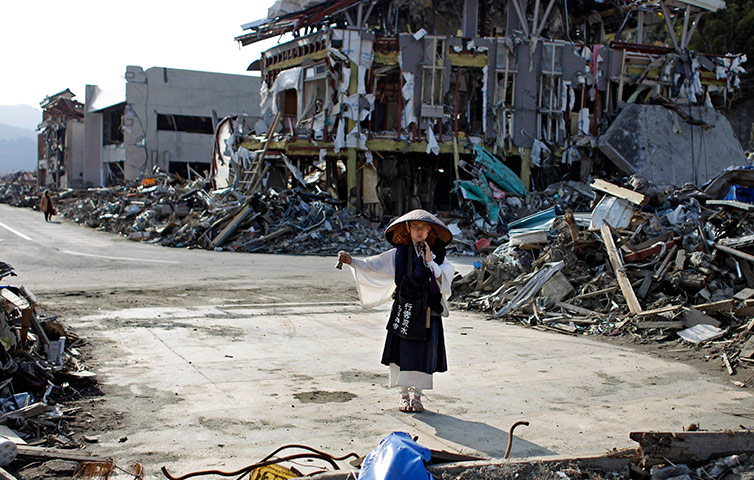 Землетрясение на острове. ЦУНАМИ В Тохоку. Землетрясение в Хонсю 2011. Таншаньское землетрясение 1976.