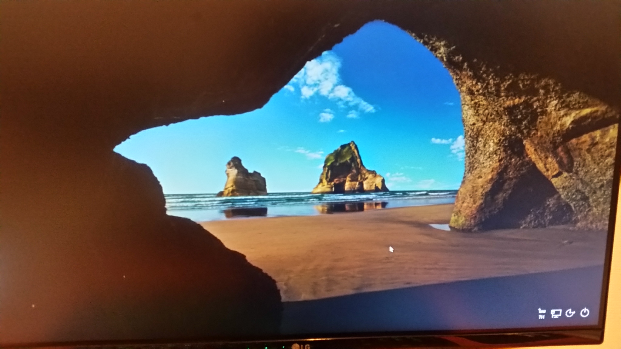 Экран блокировки видео обои. Фото на экран блокировки. Экраны блокировки Windows 10 дыра. Креативный экран блокировки на ноутбуке. Блокировка экрана Звездные ворота.