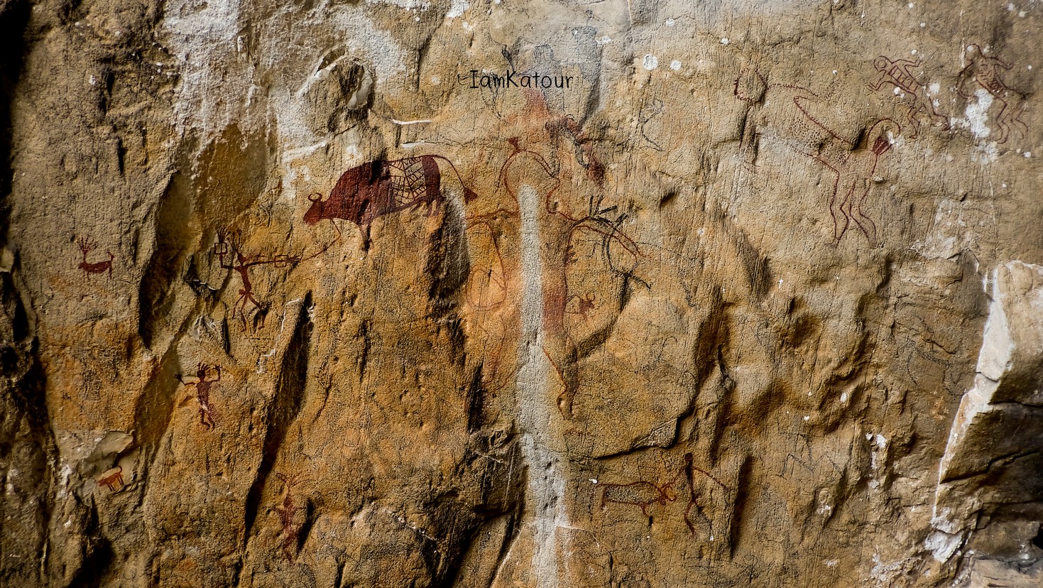 ภาพเขียนสีบนผนังถ้ำที่เขาปลาร้า จังหวัดอุทัยธานี