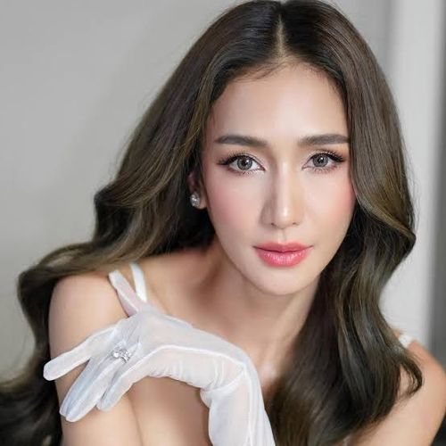 ละคร สุภาพบุรุษจุฑาเทพ ตอน คุณชายพุฒิภัทร 2556 ในห้วงเวลาที่ชนชั้นยังแบ่งแยกผู้คน ดอกรักดอกหนึ่งผลิบานขึ้นท่ามกลางพายุโหมกระหน่ำ "หม่อมราชวงศ์พุฒิภัทร จุฑาเทพ" ศัลยแพทย์หนุ่มผู้เพียบพร้อม ดั่งแสงสว่างนำพา "กรองแก้ว" นางงามสามัญชนผู้บริสุทธิ์ ให้รอดพ้นจากเงามืดของอันตราย ทว่าหนทางของหัวใจกลับมิได้โรยด้วยกลีบกุหลาบ เมื่อกำแพงแห่งฐานันดรและเล่ห์กลของมารผจญดาหน้าเข้ามา ทั้งสองต้องจับมือกันฝ่าฟัน มอบความรักเป็นเครื่องนำทาง สู่ปลายทางแห่งความสุขที่เฝ้ารอ… หากแต่ความสุขนั้นจะคงอยู่ตลอดไปจริงหรือ? 7 m0hype46inlGTNM8l2P s