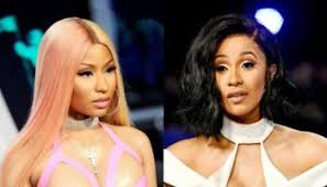 Tayt va paypoq kiygan yalangoch qizlar