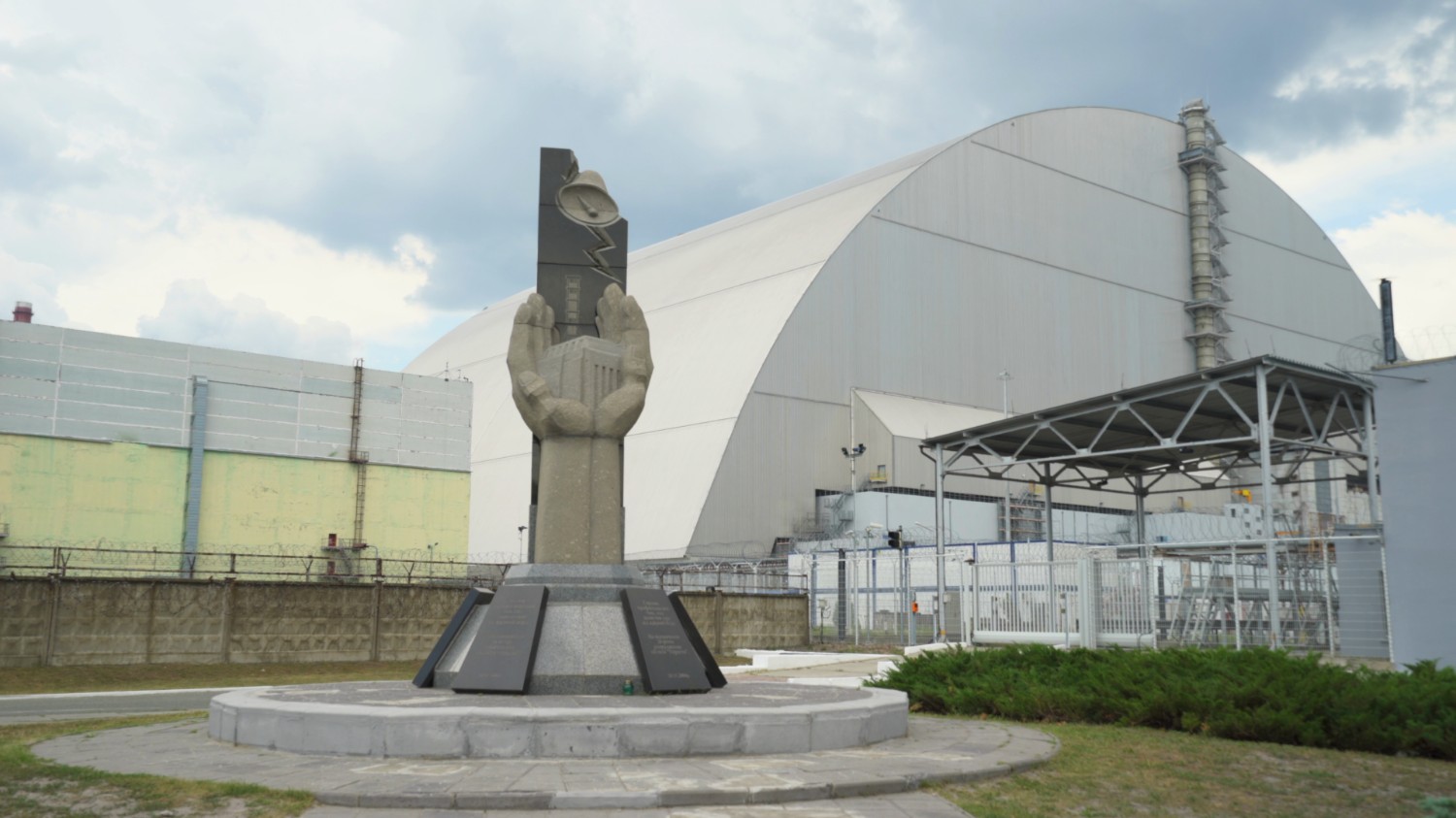 Высота аэс. Чернобыль АЭС саркофаг. Саркофаг ЧАЭС. Саркофаг на Чернобыльской АЭС купол. Железобетонный саркофаг ЧАЭС.