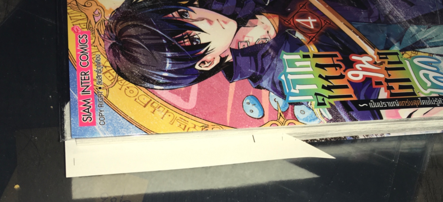 ชั้นหนังสือเต็มไปด้วยมังงะหลากเล่ม