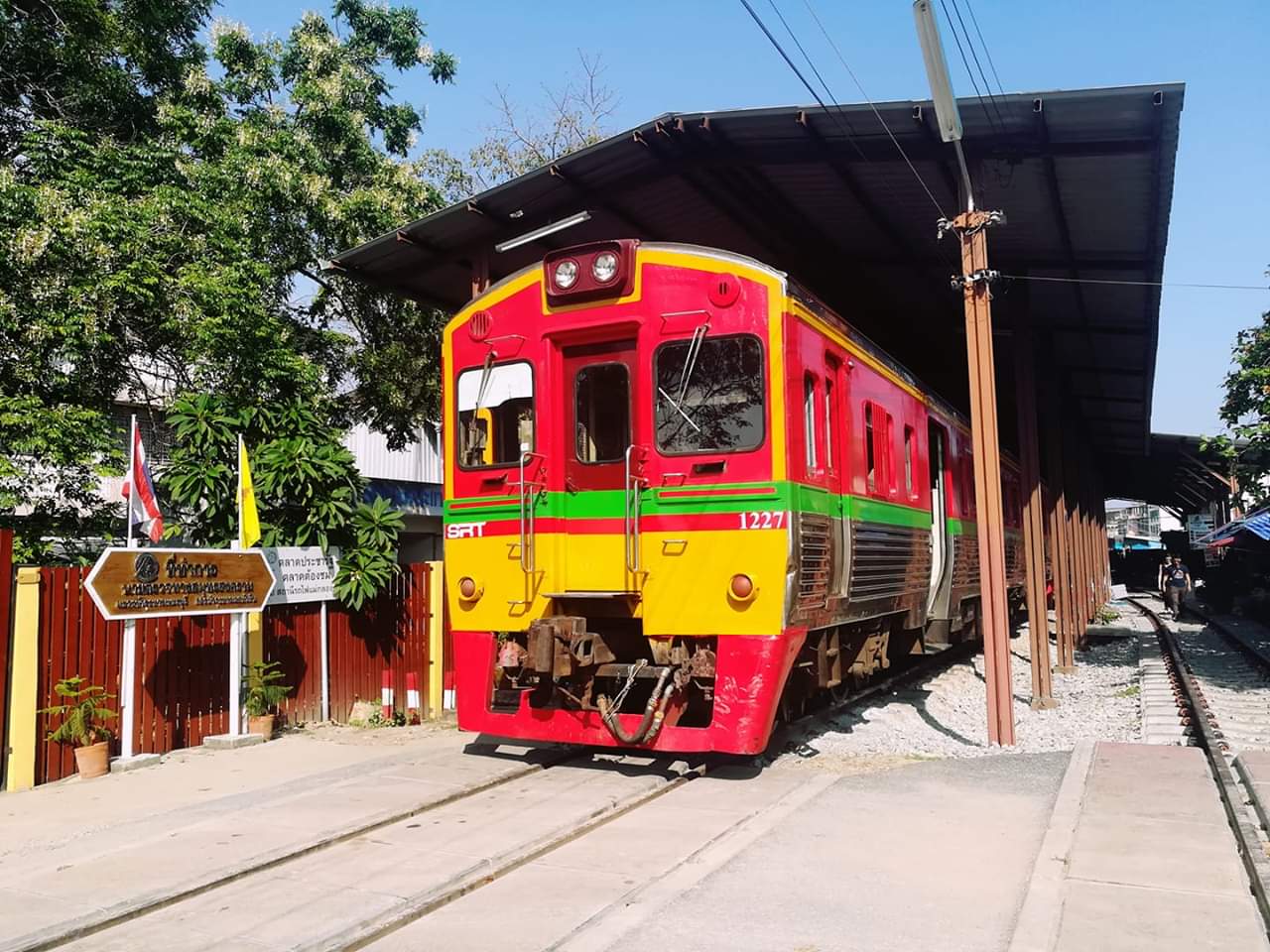 ทำไมรถไฟสายเเม่กลองถึงทำสีลายธงชาติพม่าครับ Pantip