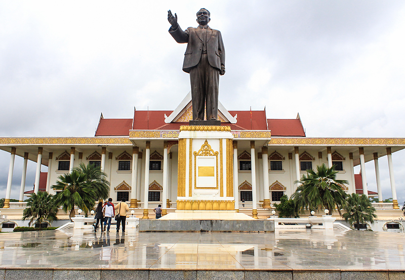 ผลการค้นหารูปภาพสำหรับ อนุสรณ์สถานไกสอน พมวิหาน"