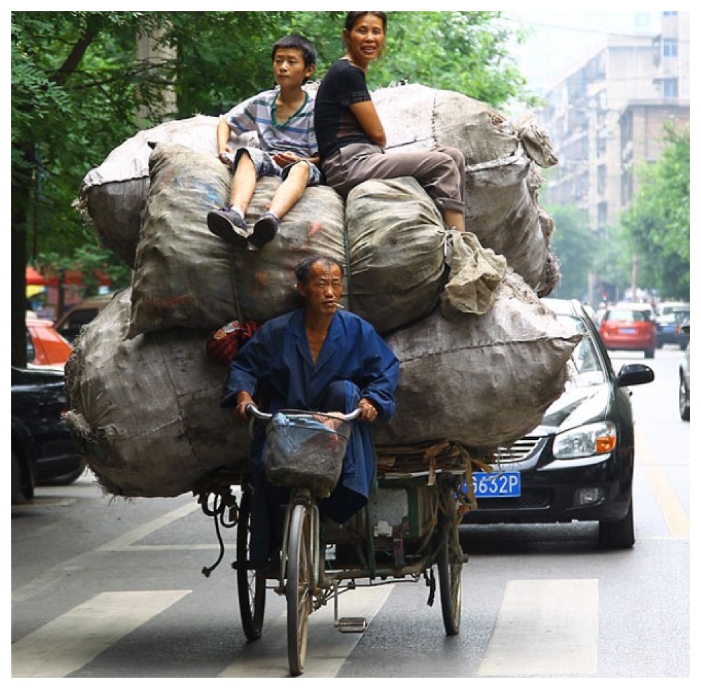 Огромный груз. Велосипед с большим грузом. Смешной доставщик еды. Телега грузчика. Человек которому везет как называют.