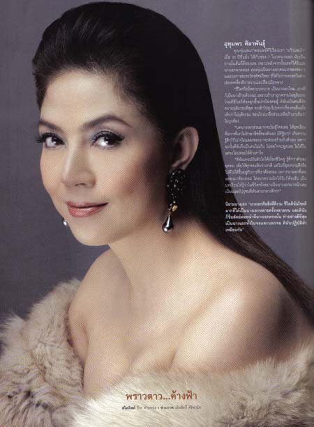 ละคร สายรุ้ง 2540 "เมทนี" หญิงสาวที่มีความสวยและโด่งดังในวงการนางแบบ แต่ชีวิตครอบครัวกลับเต็มไปด้วยปัญหา เมทนีต้องแบกรับภาระดูแลแม่ที่ติดเหล้าและการพนัน รวมถึงน้องสาวต่างพ่อ "เจนจิรา" ในขณะที่เมทนีต้องเผชิญกับความยากลำบากในชีวิต เธอก็ได้พบกับ "พงศธร" ชายหนุ่มที่หน้าตาเหมือนกับ "ภาคย์" รักแรกของเธอที่เสียชีวิตไปแล้ว การปรากฏตัวของพงศธรทำให้เมทนีต้องเผชิญหน้ากับอดีตและความรู้สึกที่ซับซ้อน 4 m14h1e1aiZA4WWb5cBy o