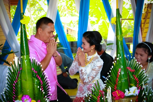 รีวิวงานผูกแขนแต่งงานแบบบ้าน ๆ ทางภาคอีสานค่ะ - Pantip
