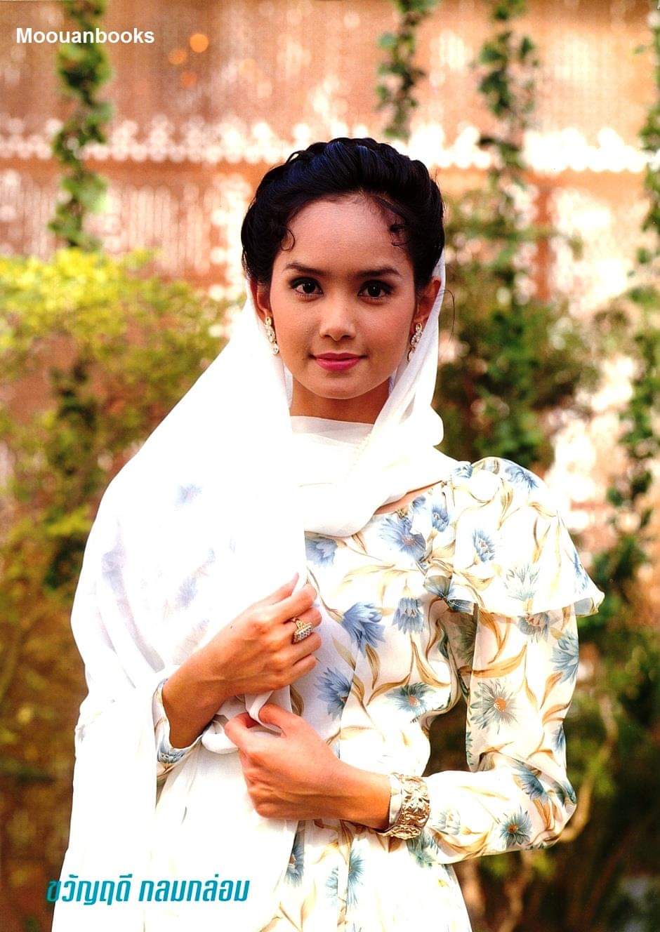 ละคร ตามหัวใจไปสุดหล้า 2540 ในอาณาจักรควาฮาร์ที่กว้างใหญ่ไพศาล ภายใต้ผืนฟ้าสีครามและแสงแดดที่ร้อนแรง เจ้าชายคาริม อับดุลลาห์ ต้องเผชิญหน้ากับความท้าทายที่ยิ่งใหญ่กว่าการปกครองบัลลังก์ เมื่อหัวใจที่เคยเยือกเย็นของเขาถูกปลุกให้ลุกโชนด้วยไฟแห่งรักที่ไม่อาจห้ามได้ แดเนียล ลูกเลี้ยงผู้เปี่ยมด้วยอิสระของฮัสซัน อาผู้มีอำนาจแห่งอาณาจักร กำลังท้าทายขนบธรรมเนียมและประเพณีที่ผูกมัดทั้งสองไว้ ความรักที่เริ่มต้นจากความเข้าใจผิดและต่อต้านกำลังจะกลายเป็นเรื่องราวบทใหม่ ที่เจ้าชายคาริมต้องพิสูจน์ให้แดเนียลเห็นว่า ท่ามกลางทะเลทรายที่กว้างใหญ่ ความรักที่แท้จริงคือโอเอซิสที่ทั้งสองกำลังตามหา 6 r2vrnvkmyjhYA1mu6Ax o