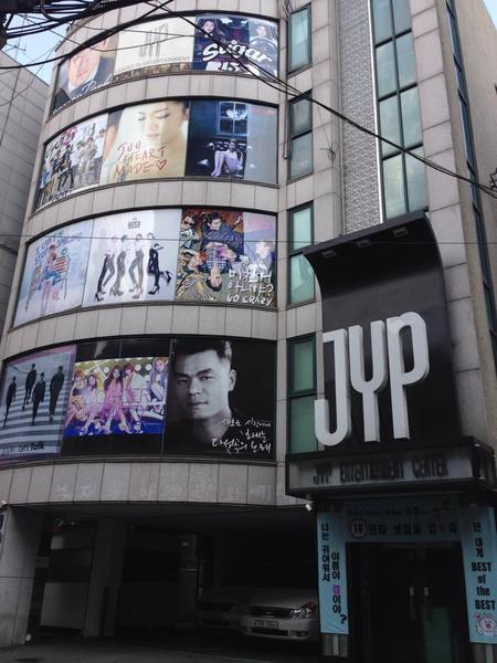 Сеул jyp entertainment. Здание JYP Entertainment 2022. JYP Entertainment здание 2021. JYP Entertainment здание.