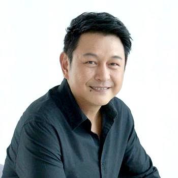 ละคร สายธารหัวใจ 2560 ในเงามืดของ วังจงสวัสดิ์ ที่กำลังจะดับสูญ ณรังค์ กลับมาพร้อมความตั้งใจอันแน่วแน่ที่จะฟื้นคืนความรุ่งโรจน์ในอดีต แต่การกลับมาครั้งนี้ไม่ได้ง่ายดาย เมื่อเขาได้พบกับ สิริกันยา หญิงสาวผู้เปรียบเสมือนแสงสว่างนำทางหัวใจ ทว่า ความรักครั้งนี้ต้องเผชิญหน้ากับความจริงอันโหดร้ายของวัง ที่ซึ่งความลุ่มหลงในอบายมุขของ ม.จ. แม้นเทพ การแต่งงานเพื่อชดใช้หนี้ของ ปฐวี อดีตคนรัก และความลับที่ซ่อนอยู่ในความภักดีของ ประคอง และ ละมุล กำลังจะเปิดเผย ปริศนาที่ว่า ประคอง วางยา ม.จ. แม้นเทพ คือฟางเส้นสุดท้ายที่ทำให้ทุกอย่างพังทลาย ความรักและความแค้นในวังแห่งนี้จะจบลงเช่นไร… 11 m1cc4n0fi6ppXnhP7JY o