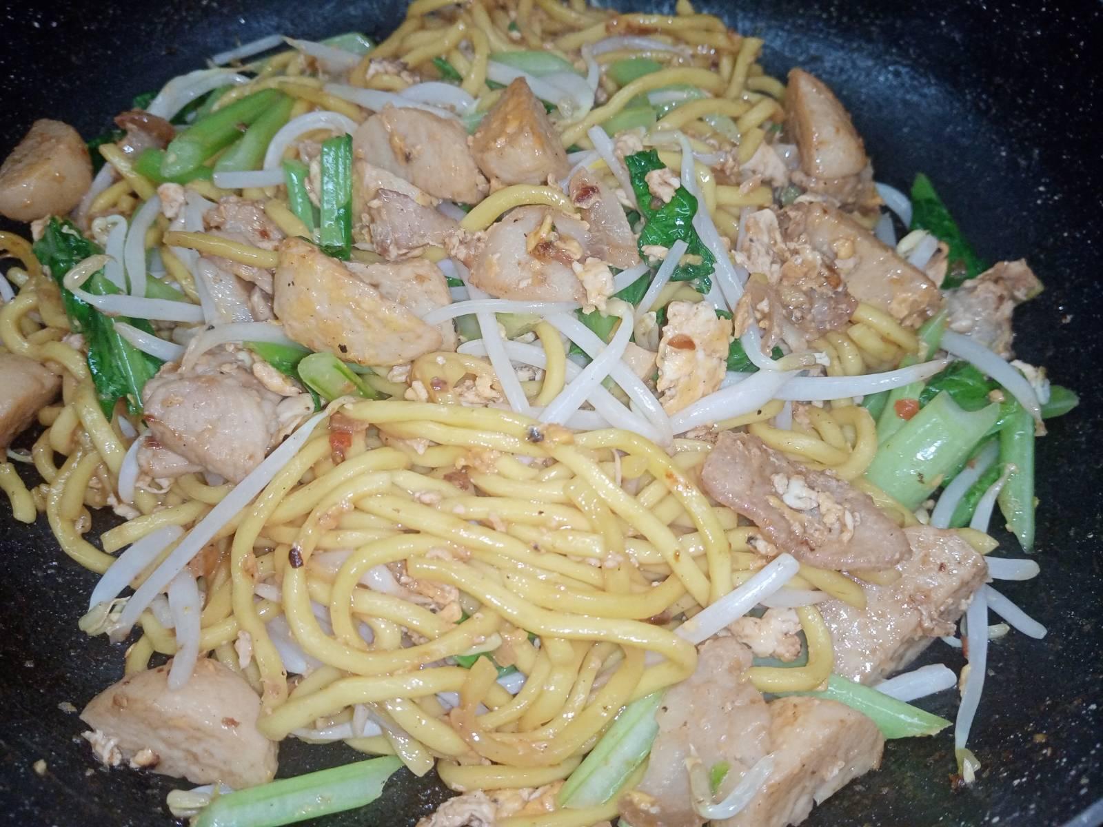 บะหมี่เหลืองเส้นใหญ่ผัดซีอิ๊ว - 