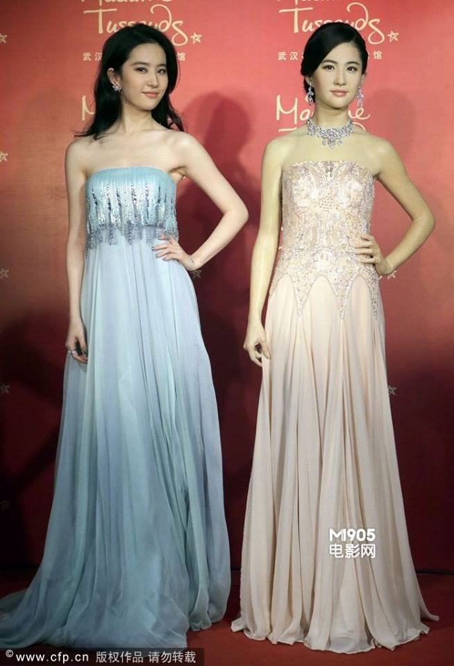 หลิวอี้เฟย ยืนเทียบกับหุ่นขี้ผึ้งของตัวเอง ที่ Madame Tussauds - Pantip