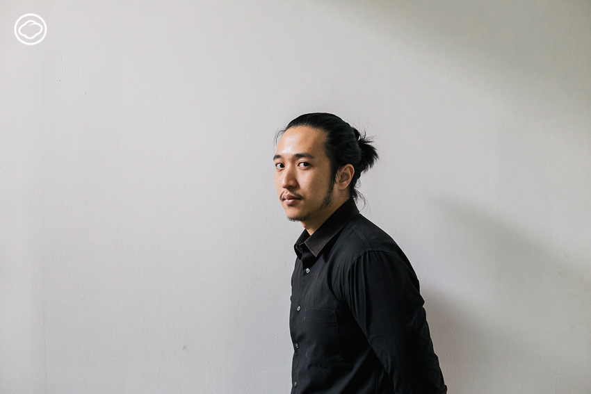 ละคร เกิด/แก่/เจ็บ/โต 2568 แจน คือนิยามของ Gen Z ที่มี AI เป็นเครื่องมือสำคัญในการเอาตัวรอด ทว่าวันโชคร้าย… เมื่อความลับแตก เธอจึงถูกเนรเทศสู่ "บ้านรับฝากผู้สูงวัย" ของ ป้าภา ที่ซึ่งมีกฎระเบียบโบราณไม่ต่างจากวัด ที่นั่น แจนได้พบกับ ลุงนก นักเขียนรุ่นใหญ่หัวแข็งผู้เพิ่งแขนหักทั้งสองข้างจากอุบัติเหตุ ลุงนกมองเทคโนโลยีด้วยสายตาเย็นชา ส่วนแจนมองว่าลายมือคือซากอารยธรรม สถานการณ์บังคับให้ Gen Z ต้องมาเป็น "แขนขา" ให้กับ Boommer ต่างคนต่างติดอยู่ในโลกของตัวเอง จนกว่าภารกิจดูแลนี้จะค่อย ๆ พังกำแพงของวัยและความเชื่อที่ขวางกั้นระหว่างพวกเขา 1 phk300o5118X4H1y3YE o