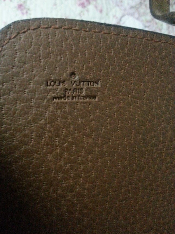 Borsa/tracolla Louis Vuitton di seconda mano per 60 EUR su Carretera del  Km. 17,500 Al 22,600 Madrid-Colmenar Viejo su WALLAPOP