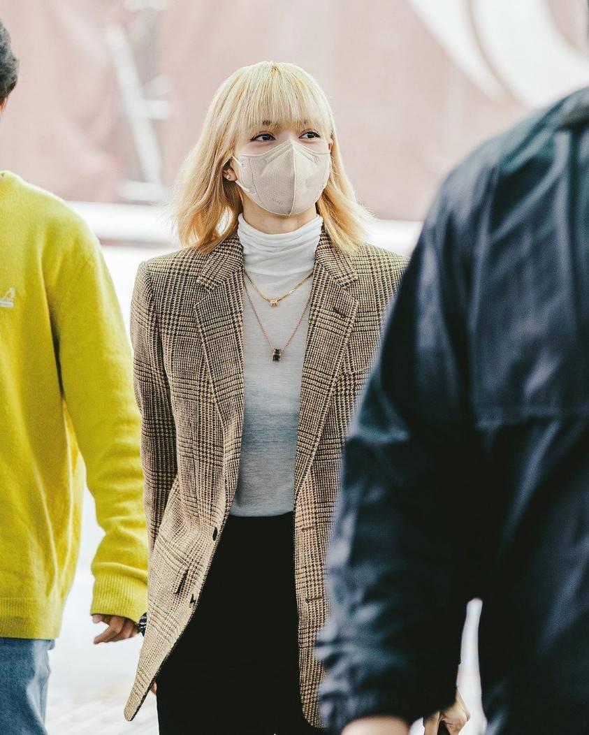 220312 Lisa @ Incheon International Airport (Departure to Paris) :  r/BlackPink