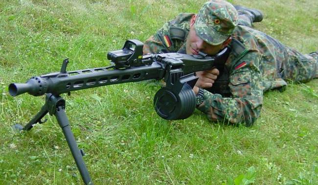 สารานุกรมปืนตอนที่ 1284 กว่า MG-42 จะมาเป็น MG-3 - Pantip