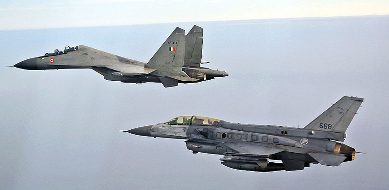 ฝูง F-16 สิงคโปร์จะไปซ้อมรบที่อินเดีย ลงจอดฉุกเฉินเกาะกลางทะเลอันดามัน เพราะน้ำมันไม่พอ - Pantip ฝูง F-16 สิงคโปร์จะไปซ้อมรบที่อินเดีย ลงจอดฉุกเฉินเกาะกลางทะเลอันดามัน เพราะน้ำมันไม่พอ - Pantip