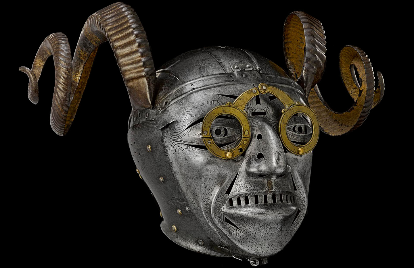 horned helmet : หมวกมีเขาที่แปลกประหลาดของ King Henry VIII ในปี 1511 ...