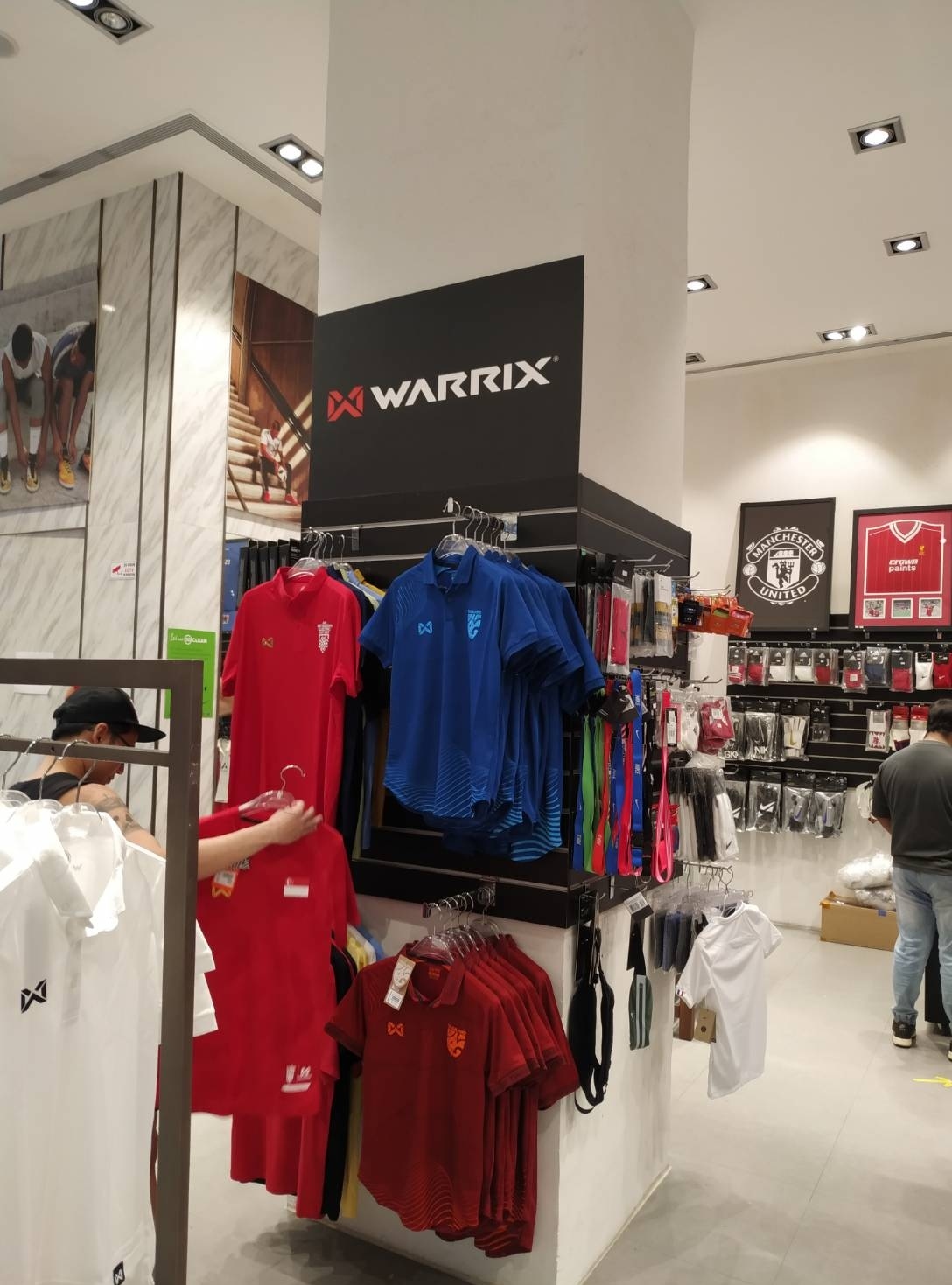 €£¥ ร้าน premier football ที่ SUNTEC ของ warrix สวยดีนะครับ Pantip