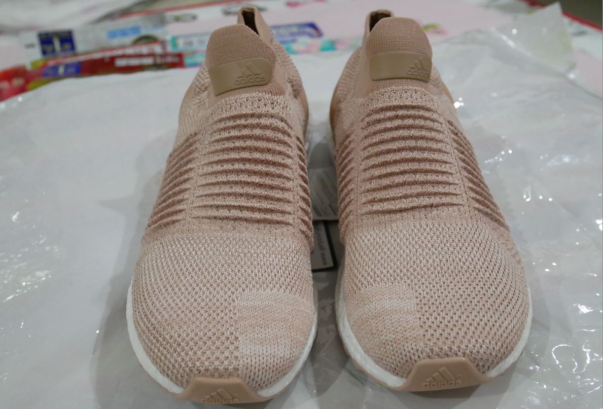 Ultra boost 2025 laceless pantip