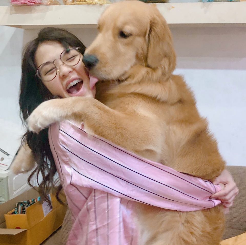 That s the girl her dog. Как называются девушки которые притворяются собаками. That s the girl her dog. Девушка обнимает собаку. Женщина обнимает собаку.