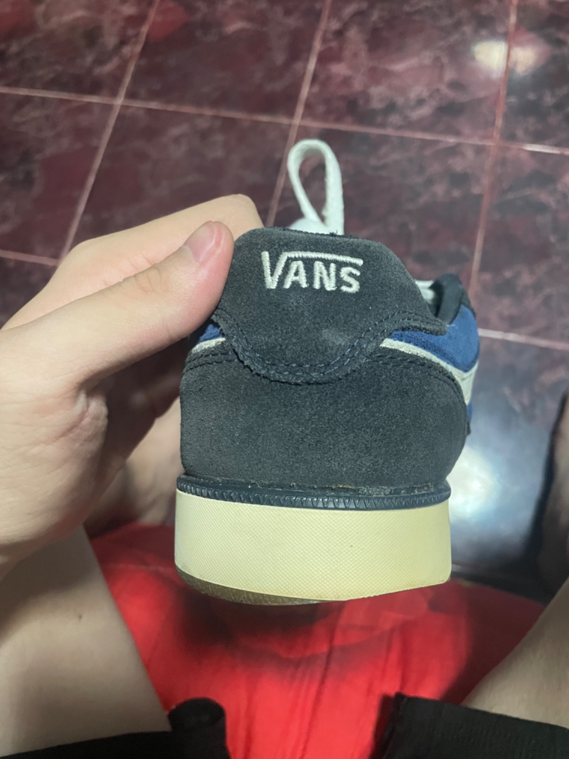 Vans vs hot sale converse pantip