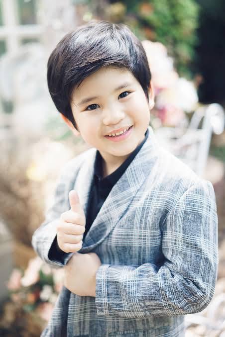 ละคร ดวงใจพิสุทธิ์ 2559 ในโลกที่มืดมิดและโหดร้ายของเด็กหญิงคนหนึ่ง ความอบอุ่นเพียงน้อยนิดที่เคยได้รับกลับถูกพรากไปอย่างไม่มีวันหวนคืน เมื่อชีวิตต้องเผชิญหน้ากับความสูญเสียครั้งใหญ่ ปุ๊กกี้ ถูกทิ้งให้อยู่ในเงื้อมมือของ ชลีกร ป้าสะใภ้ผู้เต็มไปด้วยความริษยาและโลภโมโท ที่คอยทารุณเธอเพื่อหวังสมบัติ ความโหดร้ายรายวันดูเหมือนจะไม่มีวันสิ้นสุด จนกระทั่ง ลูกหมี เด็กชายที่เติบโตในโลกที่สดใสและอบอุ่นก้าวเข้ามา เป็นดั่งแสงสว่างที่ส่องประกายในชีวิตอันมืดมนของเธอ แต่การต่อสู้เพื่อความยุติธรรมไม่ใช่เรื่องง่าย เมื่อเด็กทั้งสองต้องเผชิญหน้ากับอำนาจมืดและความจริงอันน่าสะพรึงในศาล โชคดีที่ยังมี หัฏฐ์ และ ชินานาง คอยเป็นเกราะป้องกันและนำทางให้พวกเขาก้าวผ่านช่วงเวลาที่ยากลำบากที่สุดนี้ไปได้ 8 pnumb13p5tDg7z7zSHW o