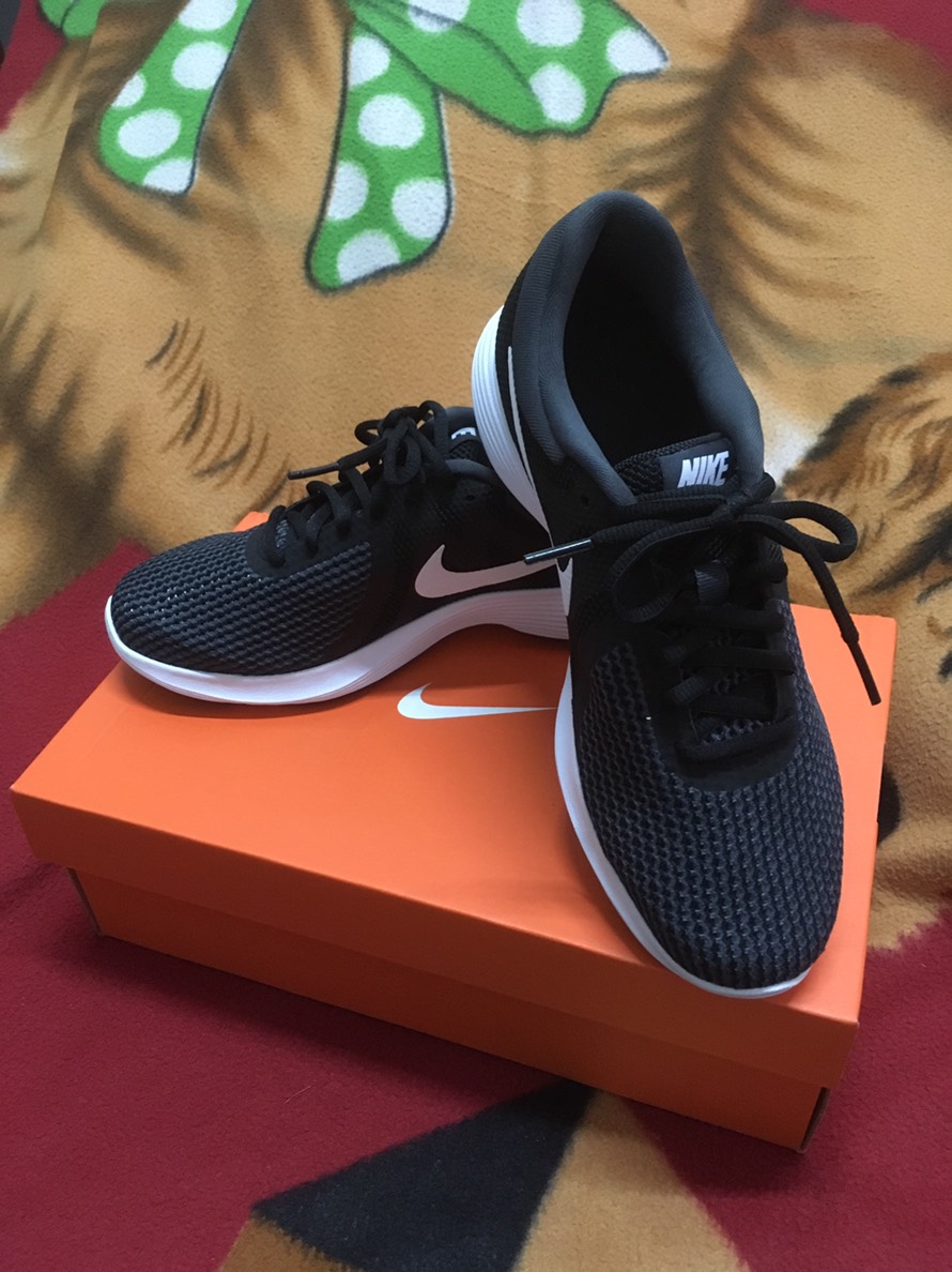 nike revolution 5 pantip