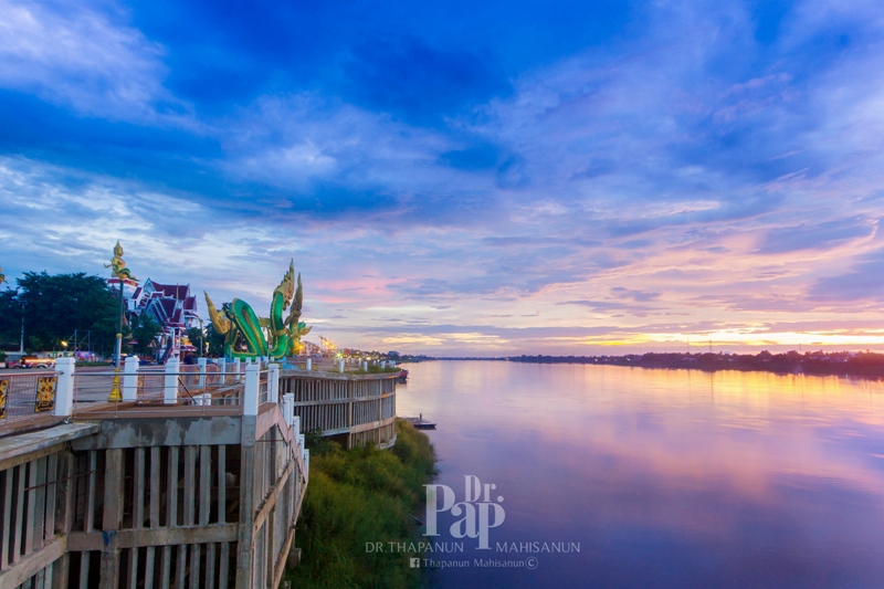 ลานพญานาค รูปปั้นพญานาค 2 องค์ ที่เที่ยวหนองคาย
