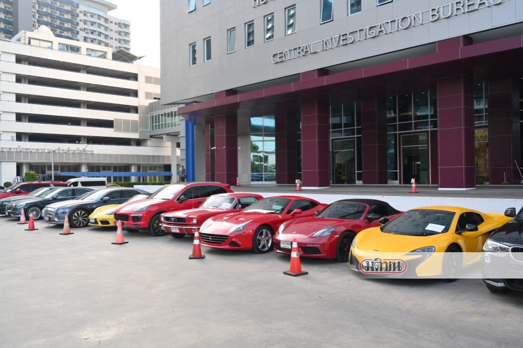 ใครอยากชม รถหรู  Super Car สารพัดยี่ห้อ มาชมได้ที่นี่ - 