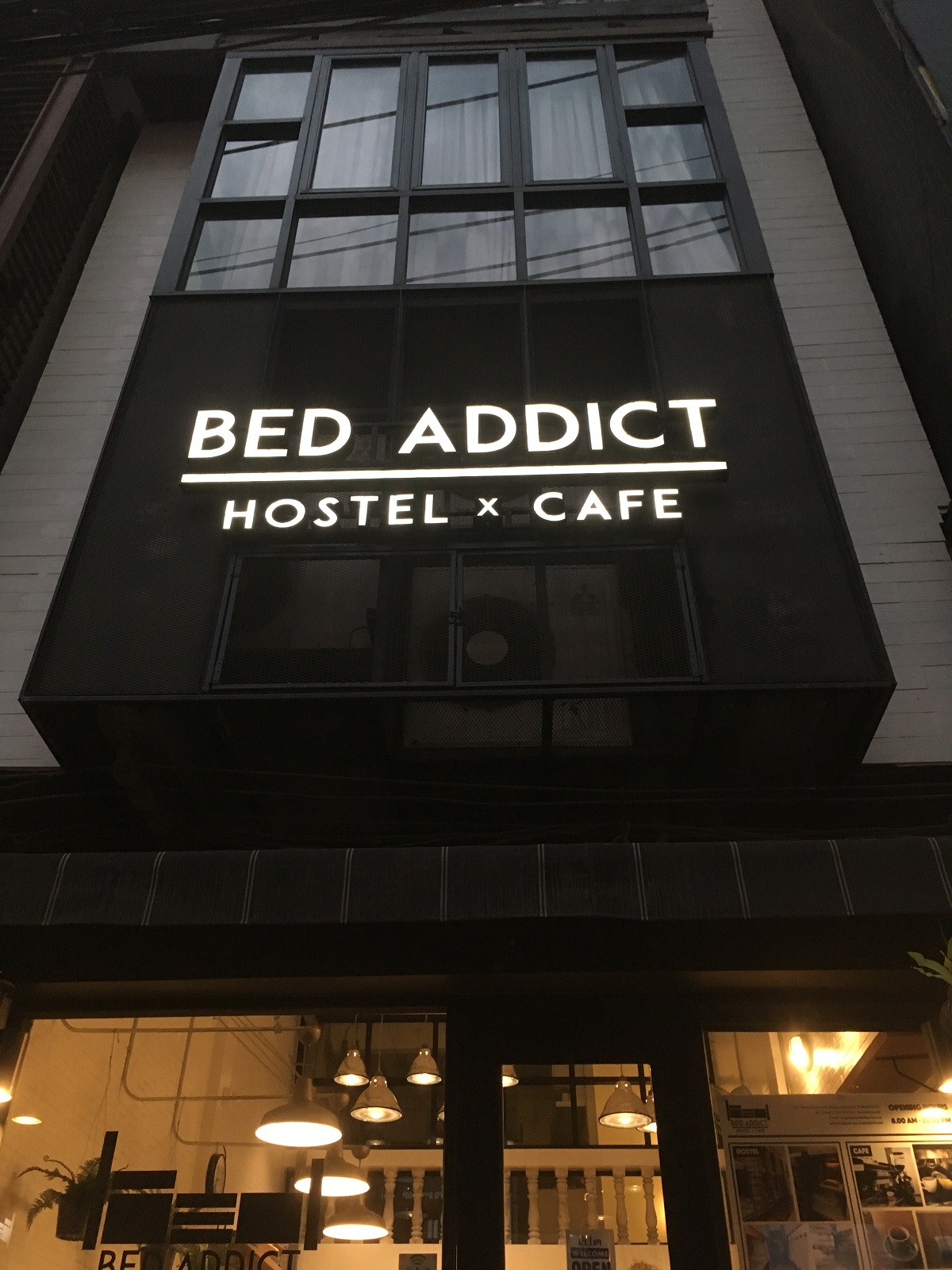 Mini review Bed Addict Hostel X Cafe