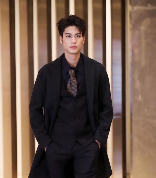 ซีรีส์ Notification เตือนนัก..รักซะเลย 2561 ใครจะไปเชื่อว่าชีวิตปี 4 อันจืดชืดของโอตาคุตัวแม่สายอักษรฯ อย่าง 'มิน' จะพุ่งทะยานยิ่งกว่าพล็อตอนิเมะ! เมื่อจู่ๆ มือถือเครื่องเก่าที่ควรจะพังไปแล้ว กลับสั่นเตือนข้อความปริศนาจากอนาคตว่า 'อีกหนึ่งปีข้างหน้า เธอคือแฟนของ นภัทร' ใช่… นภัทรคนนั้นแหละ เดือนสถาปัตย์สุดเพอร์เฟกต์ที่ห่างไกลจากโลกของเธอลิบลับ! ภารกิจล็อคตัวตนในฝันจึงเริ่มขึ้น โดยมีเพื่อนซี้สายซัพพอร์ตคอยปั่น แต่จะทำยังไงเมื่อโชคชะตาไม่ได้โรยด้วยกลีบกุหลาบ และ 'นางเอก' ในอนาคตอาจไม่ได้มีแค่เธอคนเดียว 2 sc3dkc2cem7r8qQX9Zxbc s