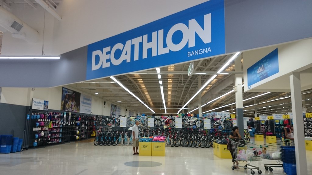 Decathlon thailand. Декатлон Метрополис. Декатлон тройка. ТЦ тройка Декатлон товары. Тройка Декатлон Красносельская.