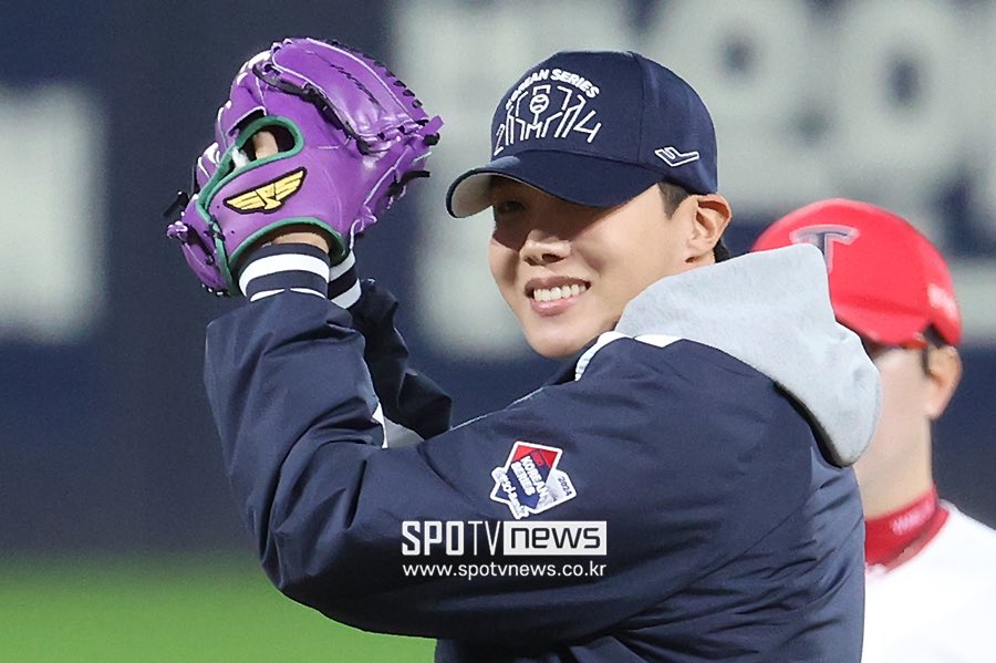 📷 ภาพบรรยากาศ JHOPE (BTS) ⚾ ขว้างลูกเบสบอลเปิดสนามการแข่งขัน  KBO Korean Series ประจำปี 2024 - 